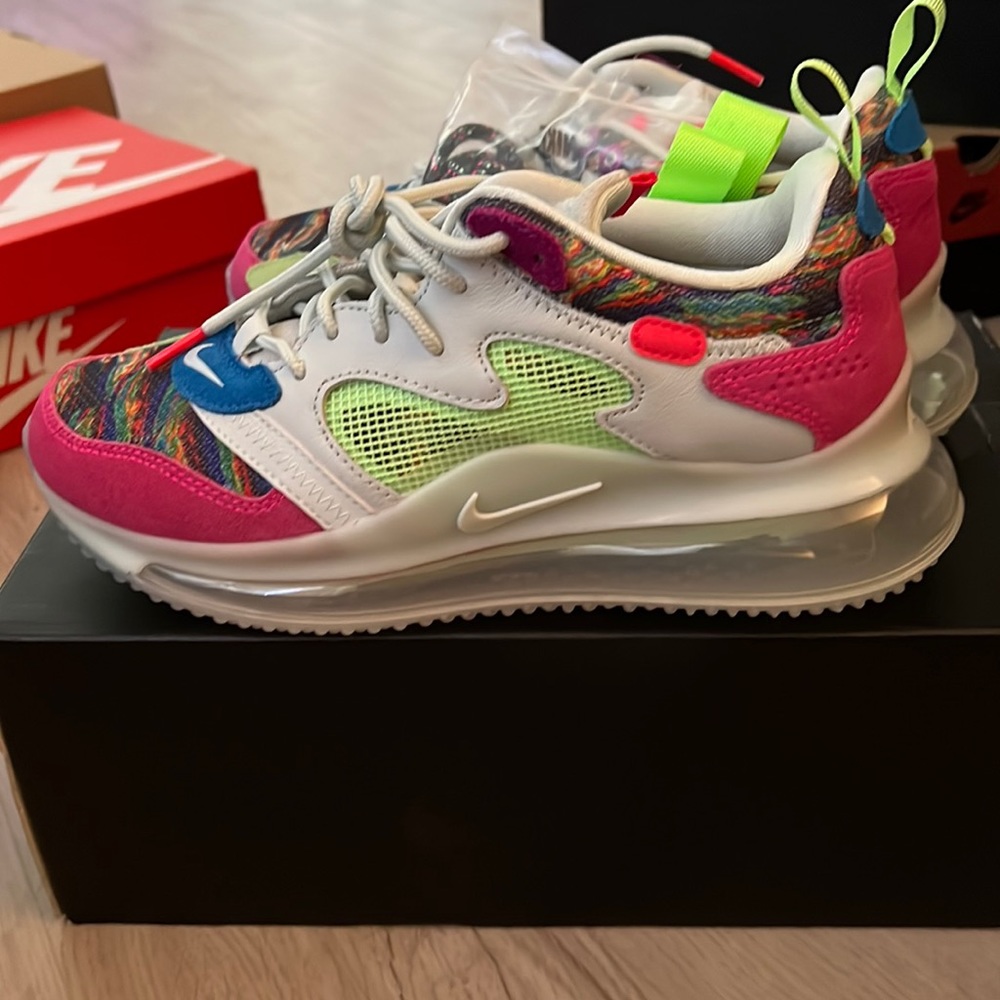 NIKE Air Max 720
